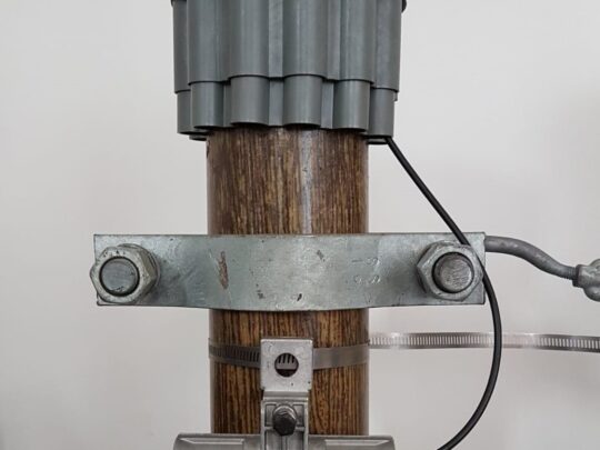 Capuchon de poteau en fibre de verre avec sorties à fibre optique