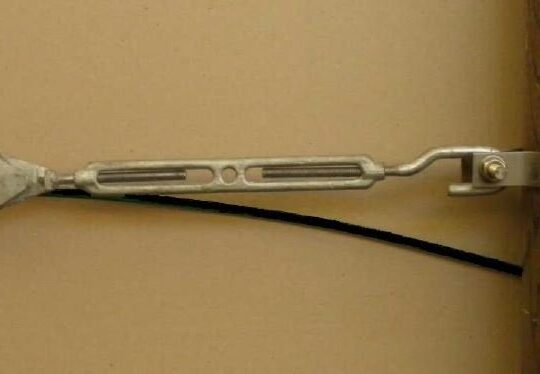 Metallic tie-rod with integrated thimble