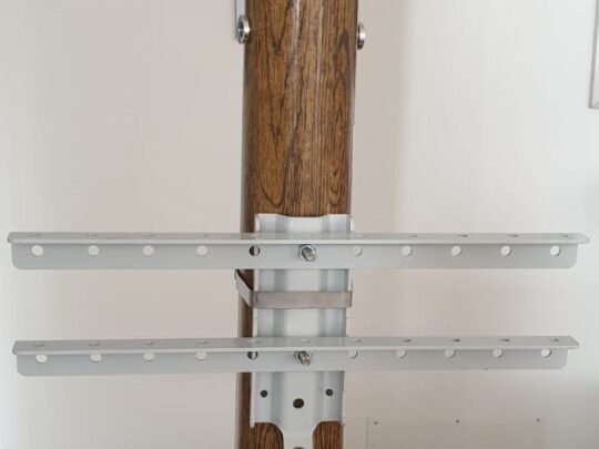 Spacer bracket for overhead cables