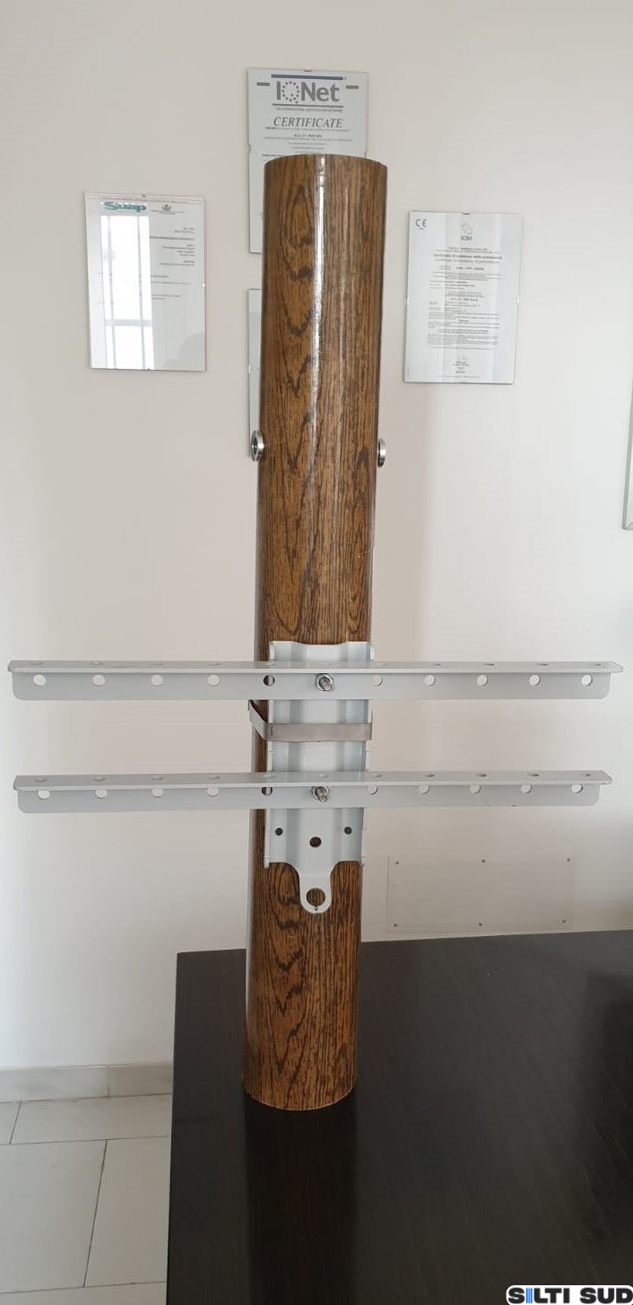 Spacer bracket for overhead cables